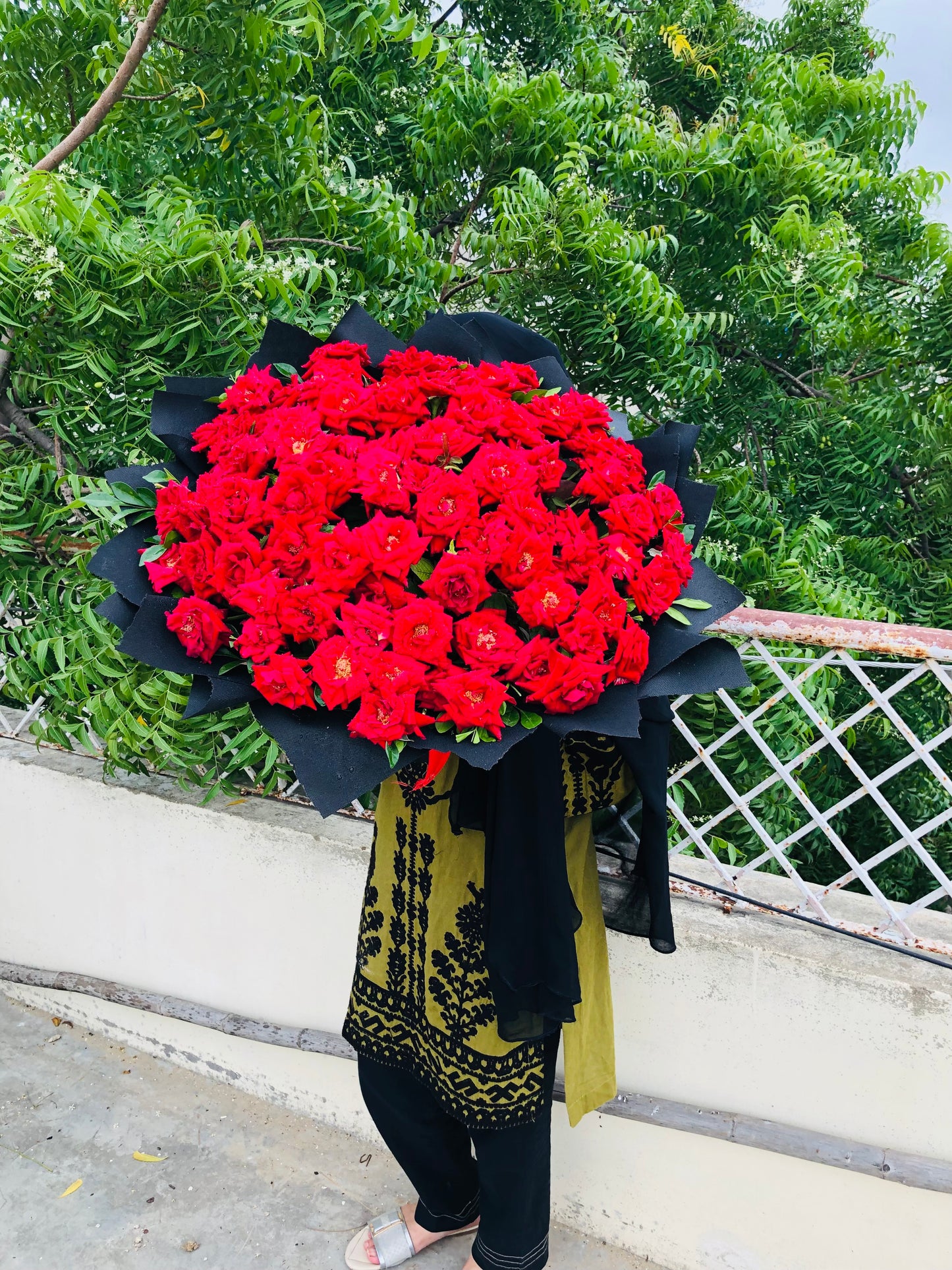 100 Red Roses Large Bouquet