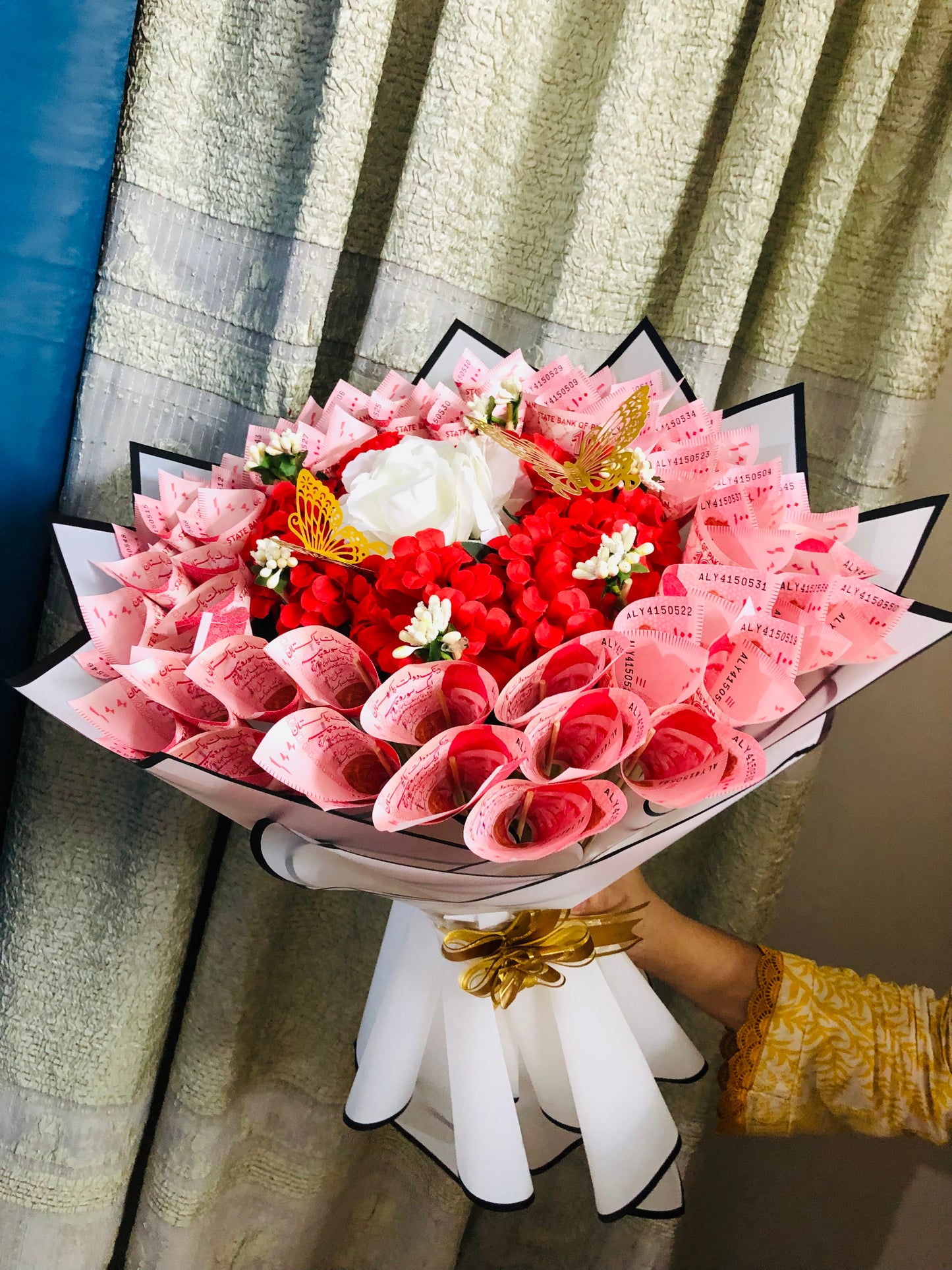 5000/- Money Bouquet With Flowers